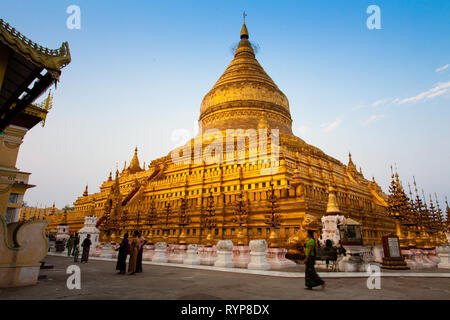 Schwezigon Pagode bei Sonnenuntergang, Bagan, Myanmar Stockfoto