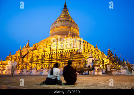 Schwezigon Pagode bei Sonnenuntergang, Bagan, Myanmar Stockfoto