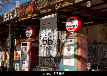 Foto der Alten und Verlassenen Tankstelle auf der Route 66. Stockfoto