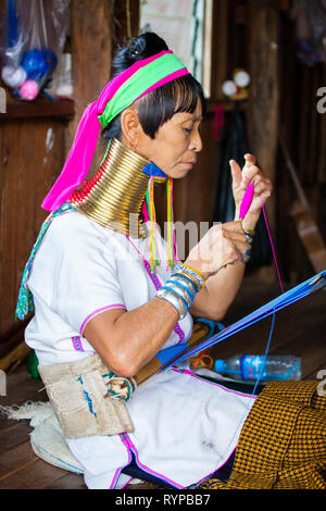 Eine Padaung Langhalslaute Frau mit Ringe um den Hals, Myanmar Stockfoto