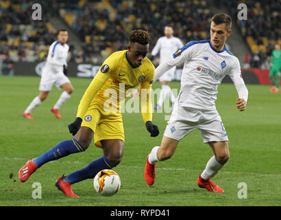 Kiew, Ukraine. 14 Mär, 2019. CALLUM HUDSON - ODOI des FC Chelsea (L) und WOLODYMYR SHEPELIEV von Dynamo Kiew (R) in Aktion während der UEFA Europa League, zweite Bein Fußball Match zwischen dem FC Chelsea und Dynamo Kiew, an der Olimpiyskiy Stadion in Kiew, Ukraine, am 14. März 2019. Credit: Serg Glovny/ZUMA Draht/Alamy leben Nachrichten Stockfoto