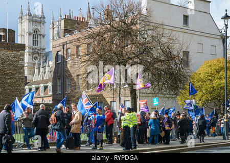 Westminster, London, Großbritannien. 14. Mär 2019. Pro Brexit Demonstranten mit Flaggen außerhalb des Westminster Palace am 14. März 2019 Auf den Tag der Abstimmung Brexit zu verzögern, mit Westminster Abbey im Hintergrund Credit: Richard Barnes/Alamy leben Nachrichten Stockfoto