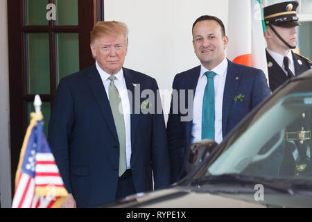 Washington, USA. 14 Mär, 2019. Us-Präsident Donald Trump (L) begrüßt irische Premierminister Leo Varadkar (C) an das Weiße Haus in Washington, DC, USA, am 14. März 2019. Credit: Ting Shen/Xinhua/Alamy leben Nachrichten Stockfoto