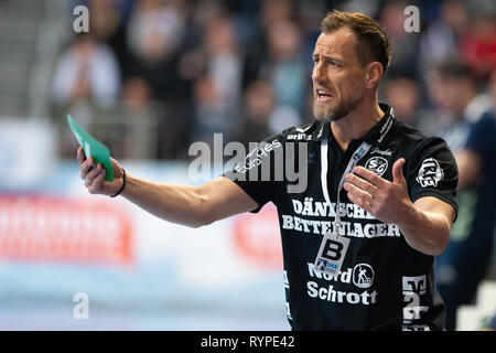 Hannover, Deutschland. 14 Mär, 2019. Handball: Bundesliga, der TSV Hannover-Burgdorf - SG Flensburg-Handewitt, 24. Spieltag in der TUI Arena. Flensburg Trainer Maik Machulla Gesten auf der Seitenlinie. Credit: Swen Pförtner/dpa/Alamy leben Nachrichten Stockfoto