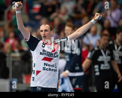 Hannover, Deutschland. 14 Mär, 2019. Handball: Bundesliga, der TSV Hannover-Burgdorf - SG Flensburg-Handewitt, 24. Spieltag in der TUI Arena. Flensburg Holger Glandorf wirft seine Arme nach dem Spiel. Credit: Swen Pförtner/dpa/Alamy leben Nachrichten Stockfoto