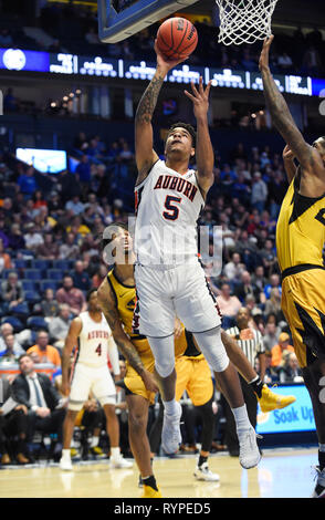 März 14, 2019; Auburn Tiger vorwärts Chuma Okeke (5) Legt den Ball gegen die Missouri Tiger während einer SEC Championship Serie Spiel zwischen den Missouri Tigers vs Auburn Tiger bei Bridgestone Arena in Nashville, TN (obligatorische Photo Credit: Steve Roberts/Cal Sport Media) Stockfoto