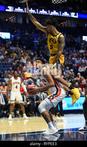 März 14, 2019; Auburn Tiger vorwärts Anfernee McLemore (24) Fälschungen Missouri Tiger vorwärts Mitchell Smith (5) Während einer SEC Championship Serie Spiel zwischen den Missouri Tigers vs Auburn Tiger bei Bridgestone Arena in Nashville, TN (obligatorische Photo Credit: Steve Roberts/Cal Sport Media) Stockfoto