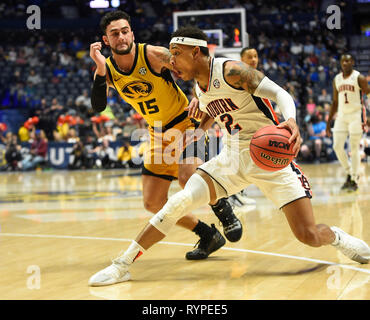 März 14, 2019; Auburn Tiger guard Bryce Braun (2) stoppt und Fakes Missouri Tiger Schutz Jordanien Geist (15) Während eines sek Meisterschaft Serie Spiel zwischen den Missouri Tigers vs Auburn Tiger bei Bridgestone Arena in Nashville, TN (obligatorische Photo Credit: Steve Roberts/Cal Sport Media) Stockfoto