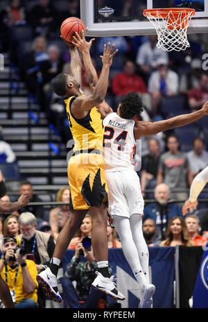 März 14, 2019; Auburn Tiger vorwärts Anfernee McLemore (24) blockiert die Aufnahme von Missouri Tiger vorwärts Jeremia Tilmon (23) Während eines sek Meisterschaft Serie Spiel zwischen den Missouri Tigers vs Auburn Tiger bei Bridgestone Arena in Nashville, TN (obligatorische Photo Credit: Steve Roberts/Cal Sport Media) Stockfoto