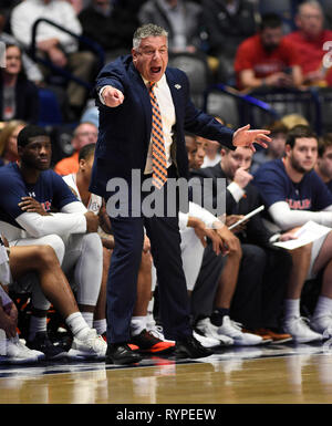 März 14, 2019; Auburn Tiger Head Coach Bruce Perle schreit zu seinem Team gegen die Missouri Tiger während einer SEC Championship Serie Spiel zwischen den Missouri Tigers vs Auburn Tiger bei Bridgestone Arena in Nashville, TN (obligatorische Photo Credit: Steve Roberts/Cal Sport Media) Stockfoto