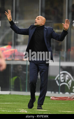 Mailand, Italien. 14 Mär, 2019. Fußball: Europa League, K.o.-Runde, Achtelfinale, Rückspiel: Inter Mailand - Eintracht Frankfurt im Guiseppe Meazza Stadion. Mailand Trainer Luciano Spalletti gestikuliert auf der Seite. Credit: Arne Dedert/dpa/Alamy leben Nachrichten Stockfoto