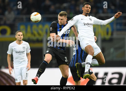 Mailand, Italien. 14 Mär, 2019. Fußball: Europa League, K.o.-Runde, Achtelfinale, Rückspiel: Inter Mailand - Eintracht Frankfurt im Guiseppe Meazza Stadion. Die Frankfurter Sebastien Haller (l) und Mailand Mailand Skriniar Kampf um den Ball. Credit: Arne Dedert/dpa/Alamy leben Nachrichten Stockfoto