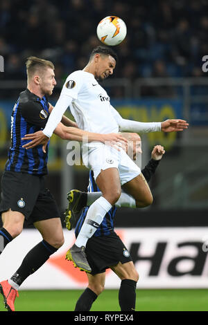 Mailand, Italien. 14 Mär, 2019. Fußball: Europa League, K.o.-Runde, Achtelfinale, Rückspiel: Inter Mailand - Eintracht Frankfurt im Guiseppe Meazza Stadion. Die Frankfurter Sebastien Haller (l) und Mailand Mailand Skriniar Kampf um den Ball. Credit: Arne Dedert/dpa/Alamy leben Nachrichten Stockfoto