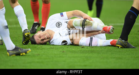 Mailand, Italien. 14 Mär, 2019. Fußball: Europa League, K.o.-Runde, Achtelfinale, Rückspiel: Inter Mailand - Eintracht Frankfurt im Guiseppe Meazza Stadion. Frankfurt Luka Jovic ist nach einem Foul. Credit: Arne Dedert/dpa/Alamy leben Nachrichten Stockfoto