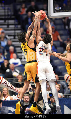 März 14, 2019; Auburn Tiger vorwärts Anfernee McLemore (24) und die Missouri Tiger vorwärts Mitchell Smith (5) Kampf um den Rebound während einer SEC Championship Serie Spiel zwischen den Missouri Tigers vs Auburn Tiger bei Bridgestone Arena in Nashville, TN (obligatorische Photo Credit: Steve Roberts/Cal Sport Media) Stockfoto