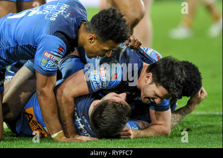 Huddersfield, Großbritannien. 14. März 2019. John Smiths Stadium, Huddersfield, England; Rugby League Betfred Super League, Huddersfield Giants vs St Helens: Spieler von St. Helens feiern den zweiten Trial. Kredit: Dean Williams/Alamy Live Nachrichten Stockfoto