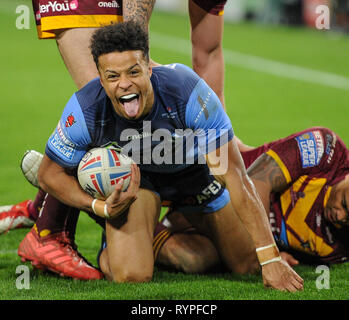 Huddersfield, Großbritannien. 14. März 2019. John Smiths Stadium, Huddersfield, England; Rugby League Betfred Super League, Huddersfield Giants vs St. Helens; Saint's Regan Grace feiert einen zweiten Halbwertsversuch. Kredit: Dean Williams/Alamy Live Nachrichten Stockfoto