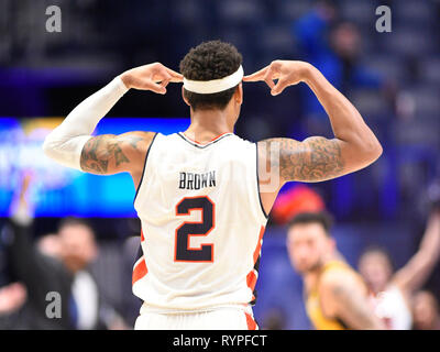 März 14, 2019; Auburn Tiger guard Bryce Braun (2) feiert seine drei Punkt korb gegen die Missouri Tiger während einer SEC Championship Serie Spiel zwischen den Missouri Tigers vs Auburn Tiger bei Bridgestone Arena in Nashville, TN (obligatorische Photo Credit: Steve Roberts/Cal Sport Media) Stockfoto