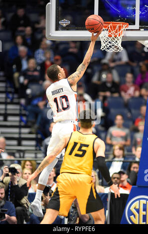 März 14, 2019; Auburn Tiger guard Samir Doughty (10) Legt den Ball gegen die Missouri Tiger während einer SEC Championship Serie Spiel zwischen den Missouri Tigers vs Auburn Tiger bei Bridgestone Arena in Nashville, TN (obligatorische Photo Credit: Steve Roberts/Cal Sport Media) Stockfoto