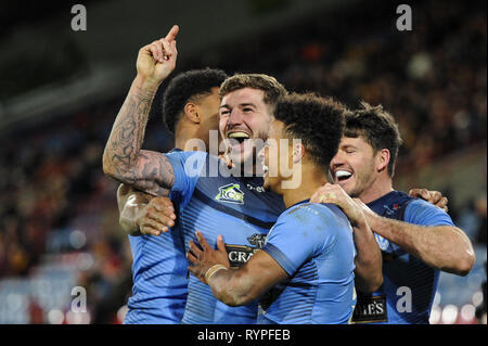 Huddersfield, Großbritannien. 14. März 2019. John Smiths Stadium, Huddersfield, England; Rugby League Betfred Super League, Huddersfield Giants vs St. Helens; Saint's Mark Percival feiert mit dem Testscorer Regan Grace. Kredit: Dean Williams/Alamy Live Nachrichten Stockfoto