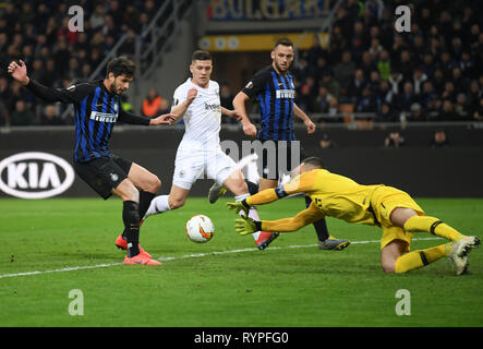 14. März 2019, Italien, Mailand: Fußball: Europa League, K.o.-Runde, Achtelfinale, Rückspiel: Inter Mailand - Eintracht Frankfurt im Guiseppe Meazza Stadion. Mailand Torhüter Samir Handanovic Fänge Kugel vor Frankfurt Luka Jovic (M). Im Hintergrund Stefan De Vrij von Inter Mailand beobachtet die Situation, Davide Merola auf der linken Seite. Foto: Arne Dedert/dpa Stockfoto