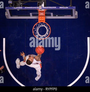 März 14, 2019; Auburn Tiger guard Malik Dunbar (4) Legt den Ball gegen die Missouri Tiger während einer SEC Championship Serie Spiel zwischen den Missouri Tigers vs Auburn Tiger bei Bridgestone Arena in Nashville, TN (obligatorische Photo Credit: Steve Roberts/Cal Sport Media) Stockfoto