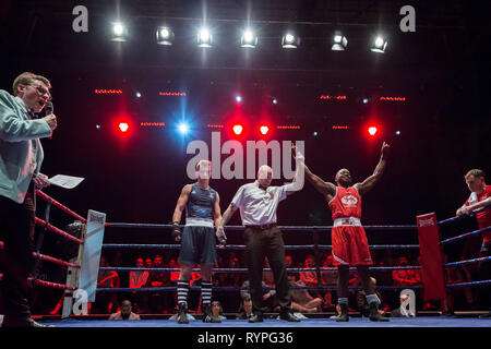 Cambridge, Großbritannien. 9. März 2019. Oxford gegen Cambridge 112 Varsity Boxkampf. Universität Cambridge Kampf der Universität Oxford zu Hause in Cambridge, Corn Exchange. Credit: Guy Corbishley/Alamy leben Nachrichten Stockfoto