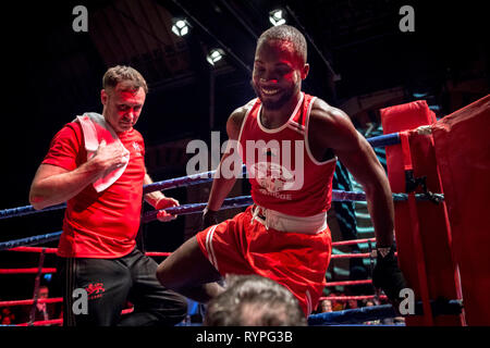 Cambridge, Großbritannien. 9. März 2019. Oxford gegen Cambridge 112 Varsity Boxkampf. Universität Cambridge Kampf der Universität Oxford zu Hause in Cambridge, Corn Exchange. Credit: Guy Corbishley/Alamy leben Nachrichten Stockfoto