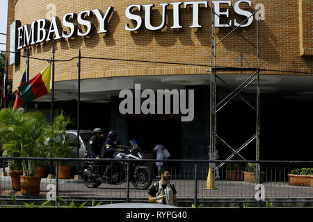 Valencia, Carabobo, Venezuela. 14 Mär, 2019. März 14, 2019. Starke Polizeigewahrsam in die Einrichtungen des Embassy Suites Hotel, wo die Tagung der Kommission für Menschenrechte der Organisation der Vereinten Nationen, unter der Führung des ehemaligen chilenischen Präsidentin Michelle Bachelet, mit Angehörigen der politischen Gefangenen, Montage Stellvertreter, stattfand. Nationale und einige bereits freigegebene ehemalige politische Gefangene, die in der Stadt Valencia, Carabobo Zustand. Foto: Juan Carlos Hernandez Credit: Juan Carlos Hernandez/ZUMA Draht/Alamy leben Nachrichten Stockfoto