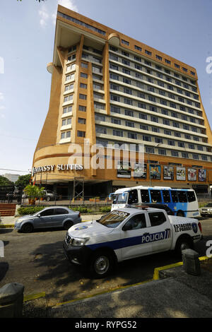 Valencia, Carabobo, Venezuela. 14 Mär, 2019. März 14, 2019. Starke Polizeigewahrsam in die Einrichtungen des Embassy Suites Hotel, wo die Tagung der Kommission für Menschenrechte der Organisation der Vereinten Nationen, unter der Führung des ehemaligen chilenischen Präsidentin Michelle Bachelet, mit Angehörigen der politischen Gefangenen, Montage Stellvertreter, stattfand. Nationale und einige bereits freigegebene ehemalige politische Gefangene, die in der Stadt Valencia, Carabobo Zustand. Foto: Juan Carlos Hernandez Credit: Juan Carlos Hernandez/ZUMA Draht/Alamy leben Nachrichten Stockfoto