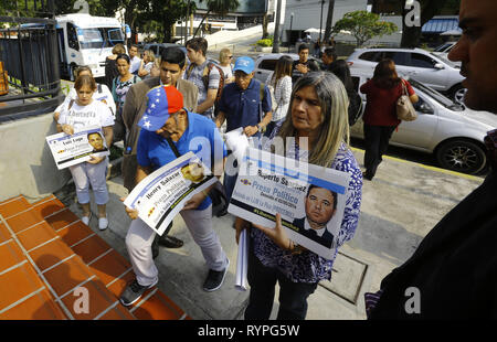 Valencia, Carabobo, Venezuela. 14 Mär, 2019. März 14, 2019. Die Angehörigen der politischen Gefangenen warten die Einrichtungen des Embassy Suites Hotel, wo die Tagung der Kommission für Menschenrechte der Organisation der Vereinten Nationen, unter der Führung des ehemaligen chilenischen Präsidentin Michelle Bachelet, mit Angehörigen der politischen Gefangenen, Abgeordnete der Nationalversammlung und einige bereits ehemalige politische Häftlinge freigelassen, in der Stadt Valencia, Carabobo. Foto: Juan Carlos Hernandez Credit: Juan Carlos Hernandez/ZUMA Draht/Alamy leben Nachrichten Stockfoto