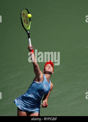 Indian Wells, Kalifornien, USA. 14 Mär, 2019. März 14, 2019 Belinda Bencic (SUI) dient gegen Karolina Pliskova (CZE) während der 2019 BNP Paribas Open in Indian Wells Tennis Garden in Indian Wells, Kalifornien. Charles Baus/CSM Credit: Cal Sport Media/Alamy leben Nachrichten Stockfoto