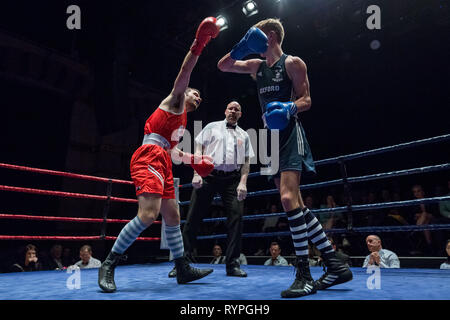 Cambridge, Großbritannien. 9. März 2019. Oxford gegen Cambridge 112 Varsity Boxkampf. Universität Cambridge Kampf der Universität Oxford zu Hause in Cambridge, Corn Exchange. Credit: Guy Corbishley/Alamy leben Nachrichten Stockfoto