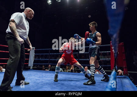 Cambridge, Großbritannien. 9. März 2019. Oxford gegen Cambridge 112 Varsity Boxkampf. Universität Cambridge Kampf der Universität Oxford zu Hause in Cambridge, Corn Exchange. Credit: Guy Corbishley/Alamy leben Nachrichten Stockfoto