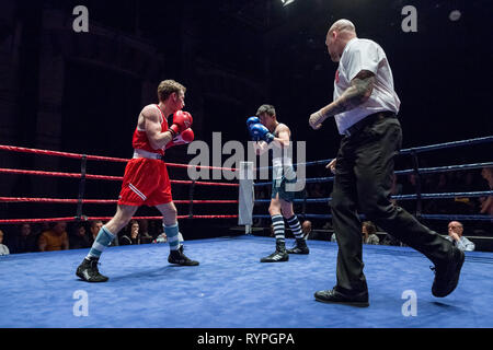 Cambridge, Großbritannien. 9. März 2019. Oxford gegen Cambridge 112 Varsity Boxkampf. Universität Cambridge Kampf der Universität Oxford zu Hause in Cambridge, Corn Exchange. Credit: Guy Corbishley/Alamy leben Nachrichten Stockfoto