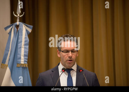 Buenos Aires, Argentinien. 14 Mär, 2019. Argentinien&#39;s Zentralbank Präsident Guido Sandleris spricht während einer Pressekonferenz in Buenos Airesgentina, Donnerstag, März rch 14, 2019. Mit einem Anstieg der Inflation im Februar konfrontiert, die Zentralbank kündigte neue Maßnahmen das Problem der Inflation in Argentinien, den höchsten in Südamerika zu verringern, außer Venezuela. Credit: Mario De Fina/FotoArena/Alamy leben Nachrichten Stockfoto