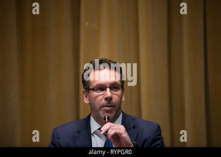 Buenos Aires, Argentinien. 14 Mär, 2019. Argentinien&#39;s Zentralbank Präsident Guido Sandleris spricht während einer Pressekonferenz in Buenos Airesgentina, Donnerstag, März rch 14, 2019. Mit einem Anstieg der Inflation im Februar konfrontiert, die Zentralbank kündigte neue Maßnahmen das Problem der Inflation in Argentinien, den höchsten in Südamerika zu verringern, außer Venezuela. Credit: Mario De Fina/FotoArena/Alamy leben Nachrichten Stockfoto