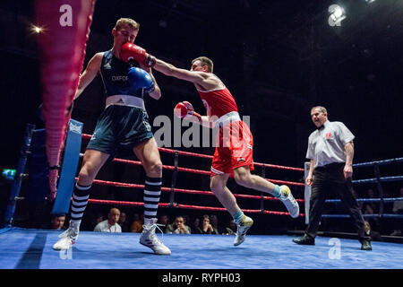 Cambridge, Großbritannien. 9. März 2019. Oxford gegen Cambridge 112 Varsity Boxkampf. Universität Cambridge Kampf der Universität Oxford zu Hause in Cambridge, Corn Exchange. Credit: Guy Corbishley/Alamy leben Nachrichten Stockfoto