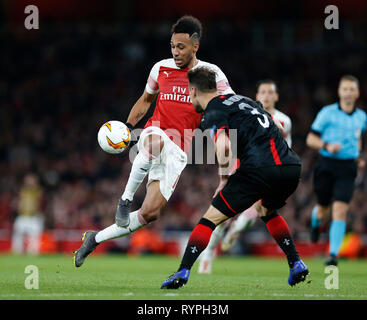 London, Großbritannien. 14 Mär, 2019. Pierre-Emerick Aubameyang (L) von Arsenal Mias mit Damien Da Silva von Rennes in der Europa League Runde 16 zweite Bein Spiel zwischen Arsenal und Rennes im Emirates Stadium in London, Großbritannien, am 14. März 2019. Arsenal besiegte Rennes mit 3-0 am Donnerstag (4-3 am Aggregat) und war für die Europa League qualifiziert - Finale. Quelle: Matthew Impey/Xinhua/Alamy leben Nachrichten Stockfoto