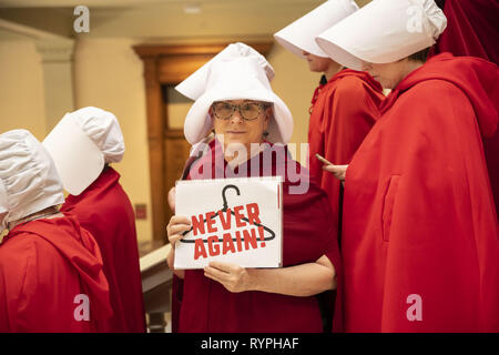 Atlanta, Georgia, USA. 14 Mär, 2019. Dutzende von pro-choice-Demonstranten, die gegen die "heartbeat Bill '' Rechtsvorschriften an der Georgia State Capitol Building gezeigt. Die Rechtsvorschriften würden die meisten Abtreibungen verbieten Nach sechs Wochen. Der Protest wurde von mehreren Gruppen einschließlich der Mägde Unite - Georgien organisiert. Mehrere Demonstranten als Zeichen aus dem Buch die Geschichte der Dienerin gekleidet. Quelle: Steve Eberhardt/ZUMA Draht/Alamy leben Nachrichten Stockfoto