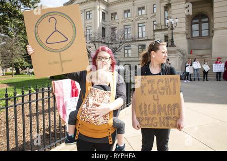 Atlanta, Georgia, USA. 14 Mär, 2019. Dutzende von pro-choice-Demonstranten, die gegen die "heartbeat Bill '' Rechtsvorschriften an der Georgia State Capitol Building gezeigt. Die Rechtsvorschriften würden die meisten Abtreibungen verbieten Nach sechs Wochen. Der Protest wurde von mehreren Gruppen einschließlich der Mägde Unite - Georgien organisiert. Mehrere Demonstranten als Zeichen aus dem Buch die Geschichte der Dienerin gekleidet. Quelle: Steve Eberhardt/ZUMA Draht/Alamy leben Nachrichten Stockfoto