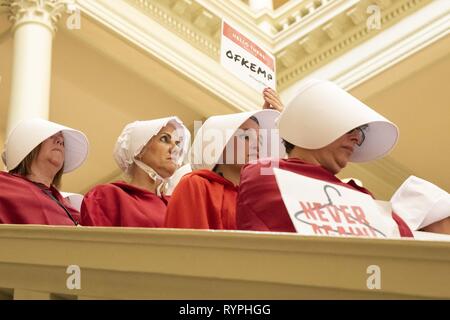 Atlanta, Georgia, USA. 14 Mär, 2019. Dutzende von pro-choice-Demonstranten, die gegen die "heartbeat Bill '' Rechtsvorschriften an der Georgia State Capitol Building gezeigt. Die Rechtsvorschriften würden die meisten Abtreibungen verbieten Nach sechs Wochen. Der Protest wurde von mehreren Gruppen einschließlich der Mägde Unite - Georgien organisiert. Mehrere Demonstranten als Zeichen aus dem Buch die Geschichte der Dienerin gekleidet. Quelle: Steve Eberhardt/ZUMA Draht/Alamy leben Nachrichten Stockfoto