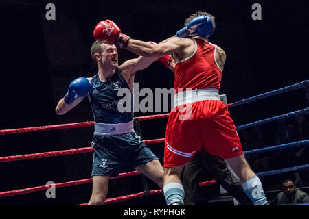 Cambridge, Großbritannien. 9. März 2019. Oxford gegen Cambridge 112 Varsity Boxkampf. Universität Cambridge Kampf der Universität Oxford zu Hause in Cambridge, Corn Exchange. Credit: Guy Corbishley/Alamy leben Nachrichten Stockfoto