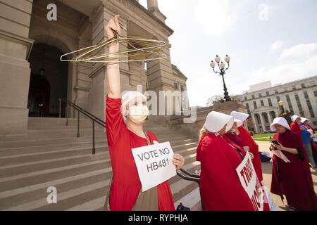 Atlanta, Georgia, USA. 14 Mär, 2019. Dutzende von pro-choice-Demonstranten, die gegen die "heartbeat Bill '' Rechtsvorschriften an der Georgia State Capitol Building gezeigt. Die Rechtsvorschriften würden die meisten Abtreibungen verbieten Nach sechs Wochen. Der Protest wurde von mehreren Gruppen einschließlich der Mägde Unite - Georgien organisiert. Mehrere Demonstranten als Zeichen aus dem Buch die Geschichte der Dienerin gekleidet. Quelle: Steve Eberhardt/ZUMA Draht/Alamy leben Nachrichten Stockfoto