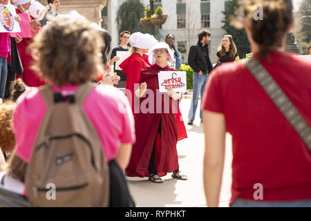 Atlanta, Georgia, USA. 14 Mär, 2019. Dutzende von pro-choice-Demonstranten, die gegen die "heartbeat Bill '' Rechtsvorschriften an der Georgia State Capitol Building gezeigt. Die Rechtsvorschriften würden die meisten Abtreibungen verbieten Nach sechs Wochen. Der Protest wurde von mehreren Gruppen einschließlich der Mägde Unite - Georgien organisiert. Mehrere Demonstranten als Zeichen aus dem Buch die Geschichte der Dienerin gekleidet. Quelle: Steve Eberhardt/ZUMA Draht/Alamy leben Nachrichten Stockfoto