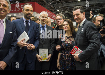 Paris, Ile de France, Frankreich. 14 Mär, 2019. Der französische Premierminister Edouard Philippe (2 l), Franck Riester Minister für Kultur (C links) und Schriftsteller Douglas Kennedy (C rechts) während der 2019 Pariser Buchmesse gesehen. Credit: Thierry Le Fouille/SOPA Images/ZUMA Draht/Alamy leben Nachrichten Stockfoto