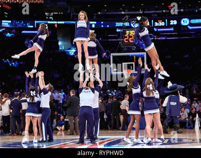 New York, New York, USA. 14 Mär, 2019. Xavier Musketiere Cheerleadern während der Big East Tournament Viertelfinale zwischen der Creighton Bluejays und der Xavier Musketiere im Madison Square Garden in New York City. Xavier besiegt Creighton 63-61. Duncan Williams/CSM/Alamy leben Nachrichten Stockfoto