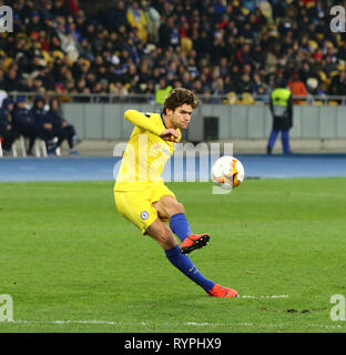 Kiew, Ukraine. 14. März, 2019. Marcos Alonso von Chelsea tritt eine Kugel während der UEFA Europa League Spiel gegen den FC Dynamo Kiew an NSC Olimpiyskyi Stadion in Kiew, Ukraine. Chelsea gewann 5-0. Credit: Oleksandr Prykhodko/Alamy leben Nachrichten Stockfoto