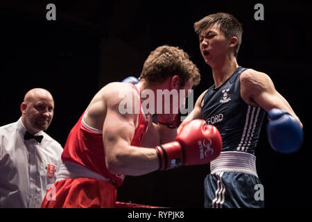 Cambridge, Großbritannien. 9. März 2019. Oxford gegen Cambridge 112 Varsity Boxkampf. Universität Cambridge Kampf der Universität Oxford zu Hause in Cambridge, Corn Exchange. Credit: Guy Corbishley/Alamy leben Nachrichten Stockfoto