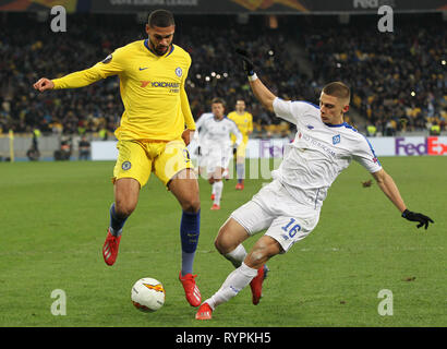 Chelsea's Ruben Loftus-Cheek (L) und der Dynamo Kiew Vitaliy Mykolenko (R) in Aktion während der zweiten Etappe der UEFA Europa League Umlauf von 16 Fußballspiel zwischen Chelsea und Dynamo Kiew Olimpiyskiy Stadion in Kiew, Ukraine. Stockfoto